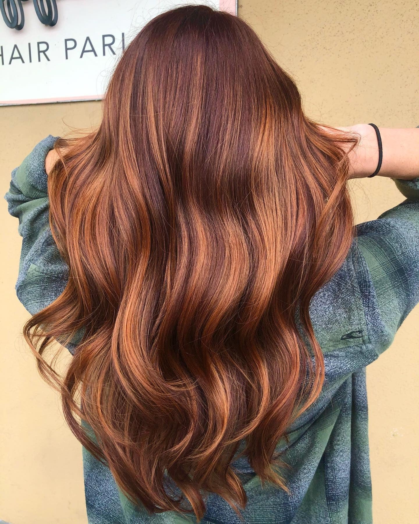 23. Deep Cinnamon Balayage auf üppigen Längen (Zimthaarfarbe)