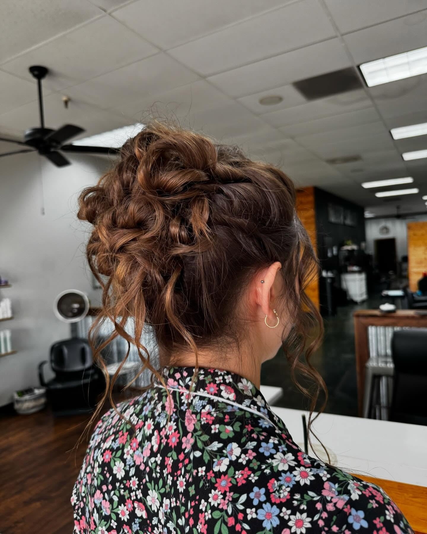 23. Loose Curly Bun mit Kasternakzenten (Promfrisuren)