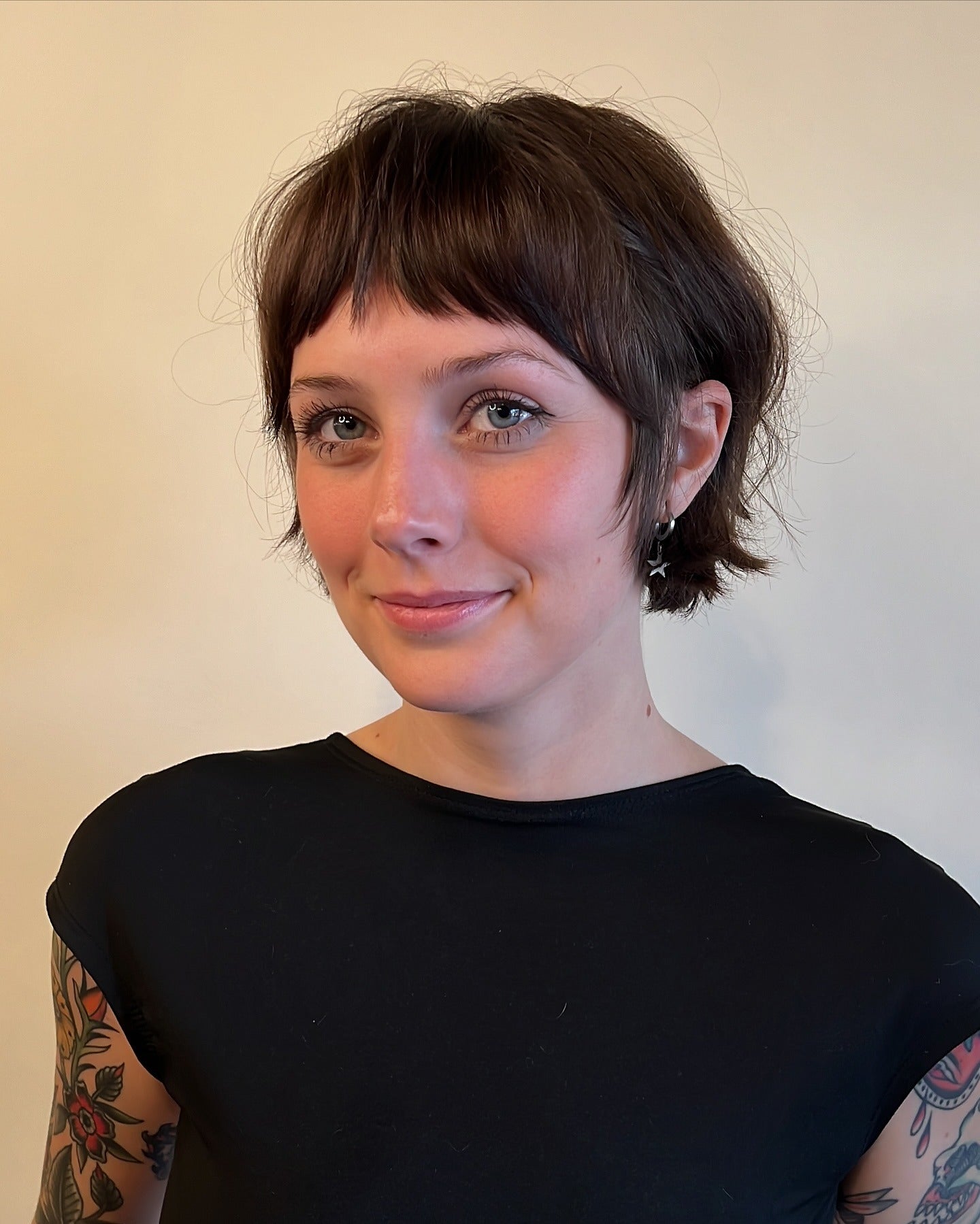 23. Kurzer strukturierter Shag mit Mikrofressen in reichem Mokka Brown (Shaggy Bob Frisuren)