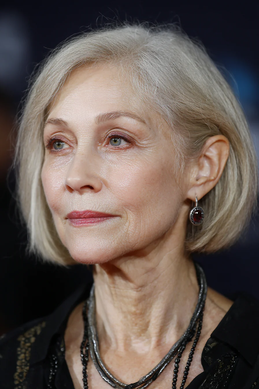 23. Glatter Seitenscheitel-Bob in natürlichem Dunkelblond (Bob-Frisuren für ältere Frauen) – Bob-Frisuren für ältere Frauen