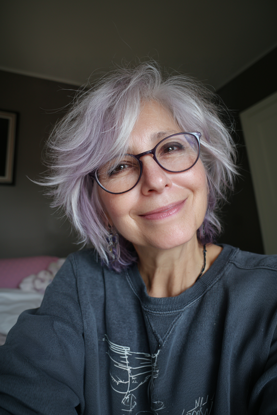 23. Subtile violett getönte kurze Shag (kurze Frisuren für Frauen über 50 mit Brillen) - kurze Frisuren für Frauen über 50 mit Brille