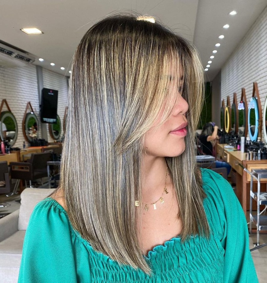 Mittelblondes Balayage auf Bob mit langen Vorhängen