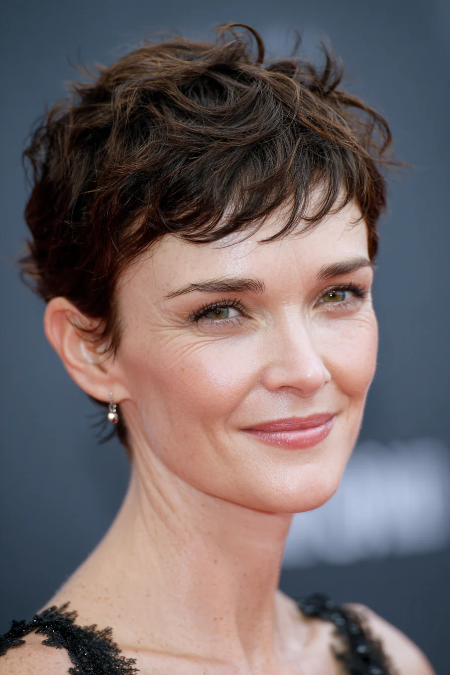 24. Klassischer Pixie mit leichter Welle in dunklem Kastanienbraun (Pixie-Haarschnitte) – Pixie-Haarschnitte