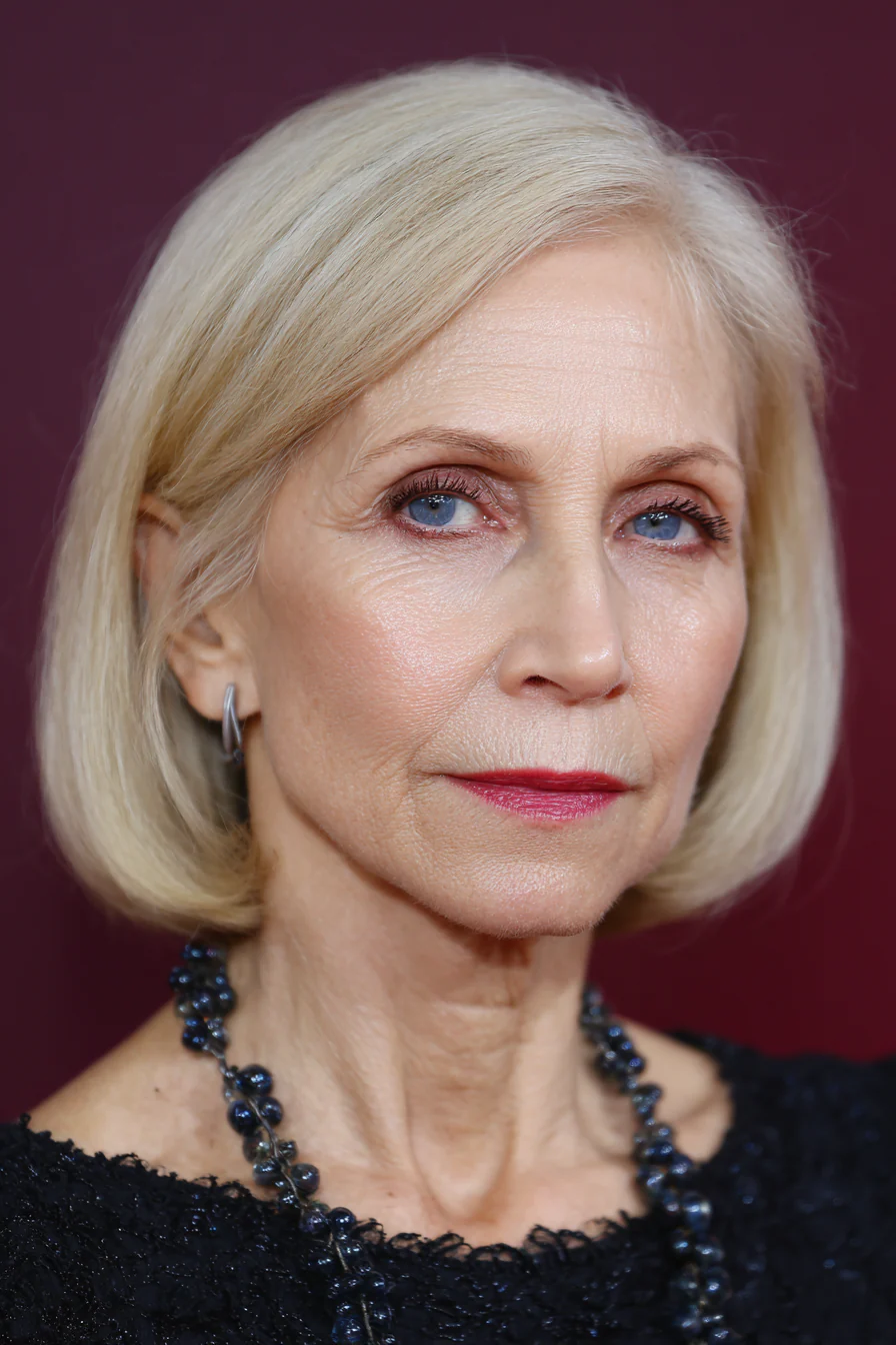 24. Klassischer Side-Bob in warmem Dunkelblond (Bob-Frisuren für Frauen über 60 mit feinem Haar) – Bob-Frisuren für Frauen über 60 mit feinem Haar