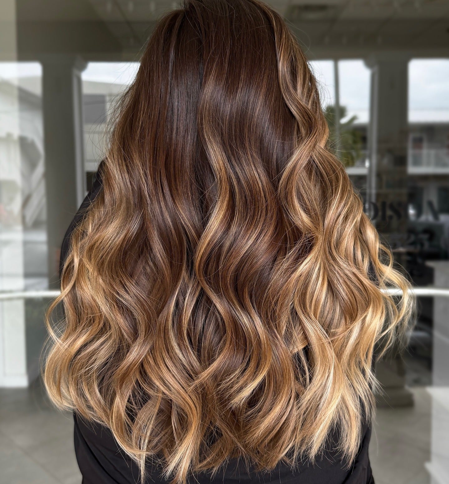 24. Kakao schmelzen mit goldenen Enden (hellbraunes Haar mit Highlights)