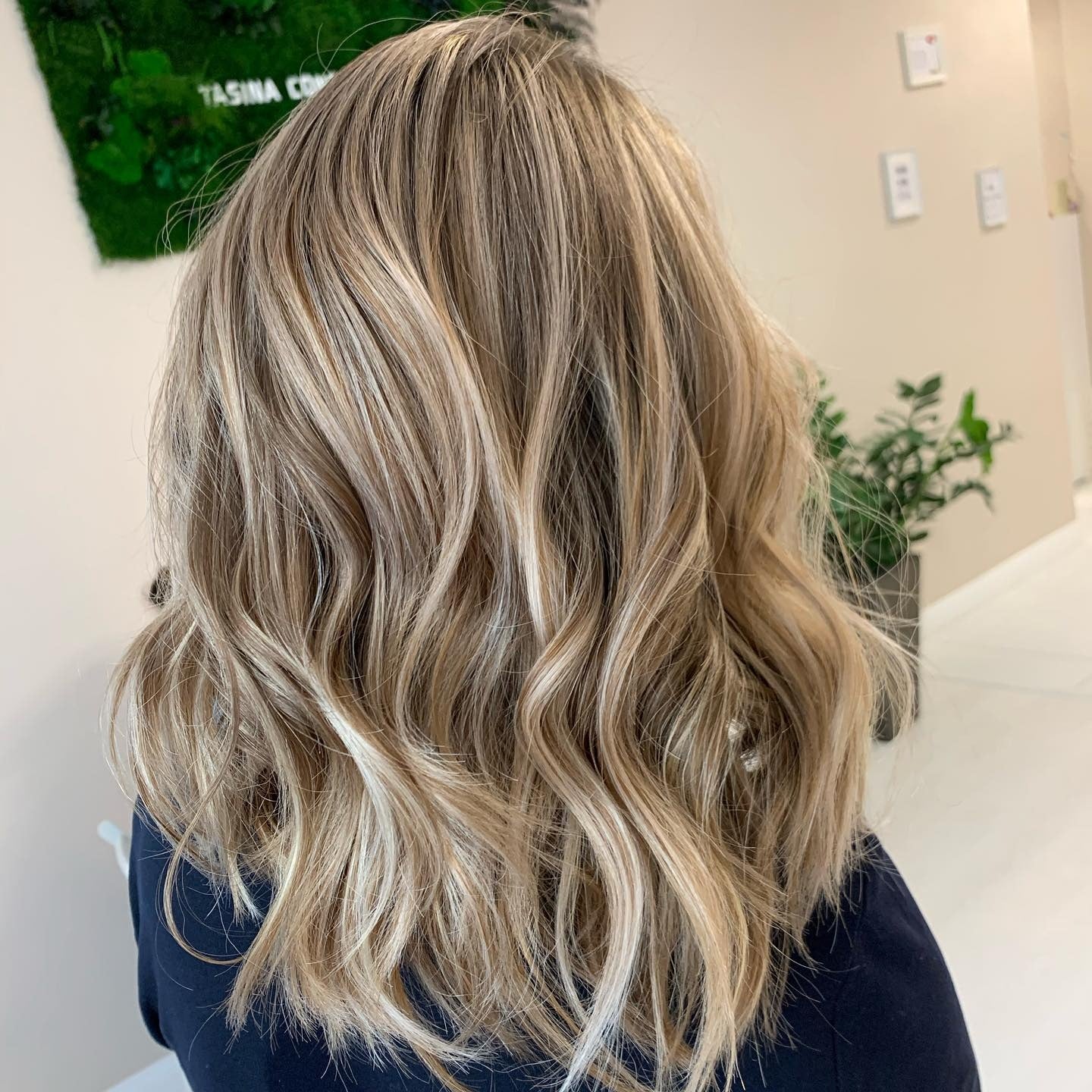 24. Coole Champagnerblond -Highlights auf zerzaustem Lob (hervorhebt Haarfarbe)