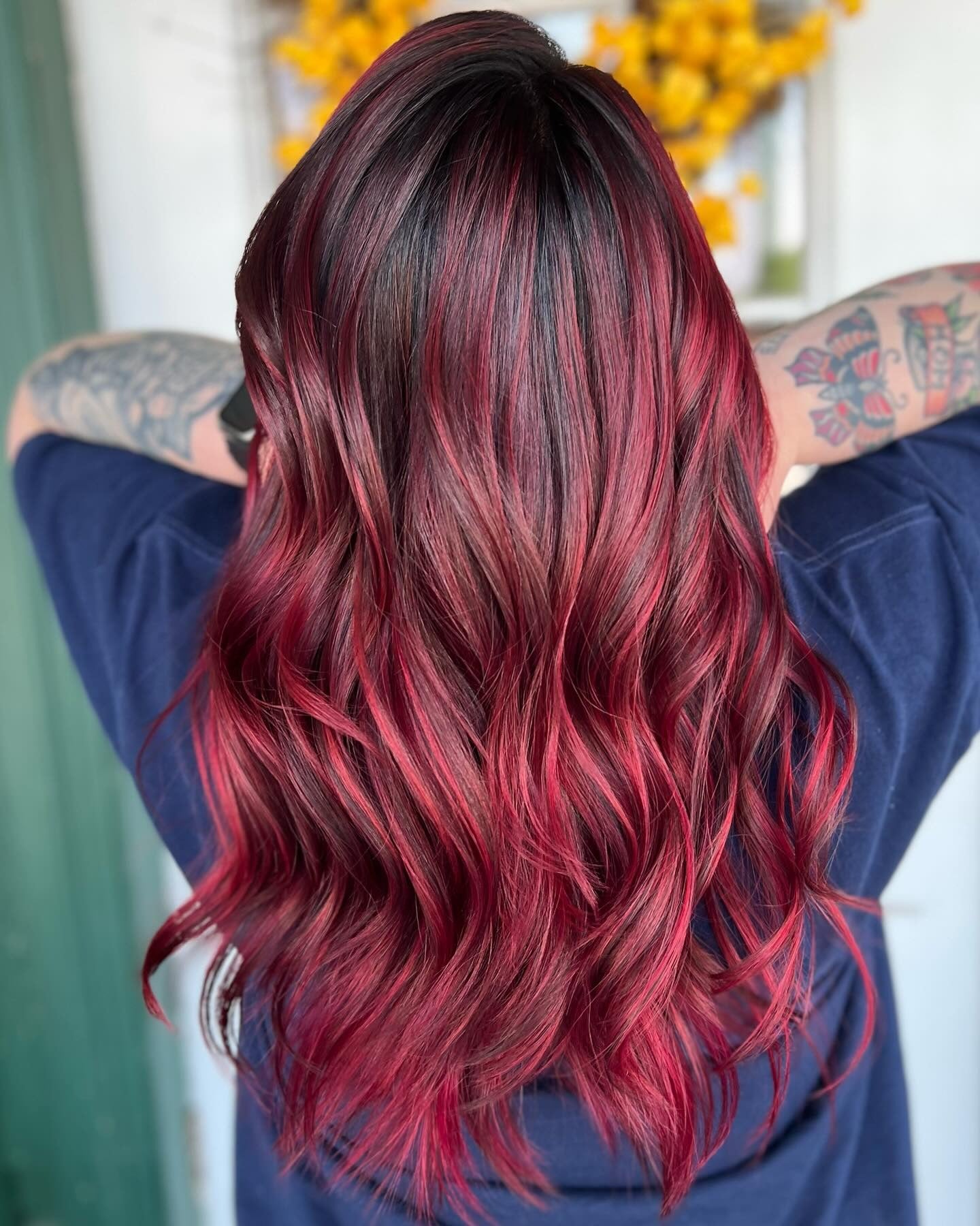 24. Tiefe Kirschschmelze mit dimensionalen Schichten (Magenta Haarfarbe)