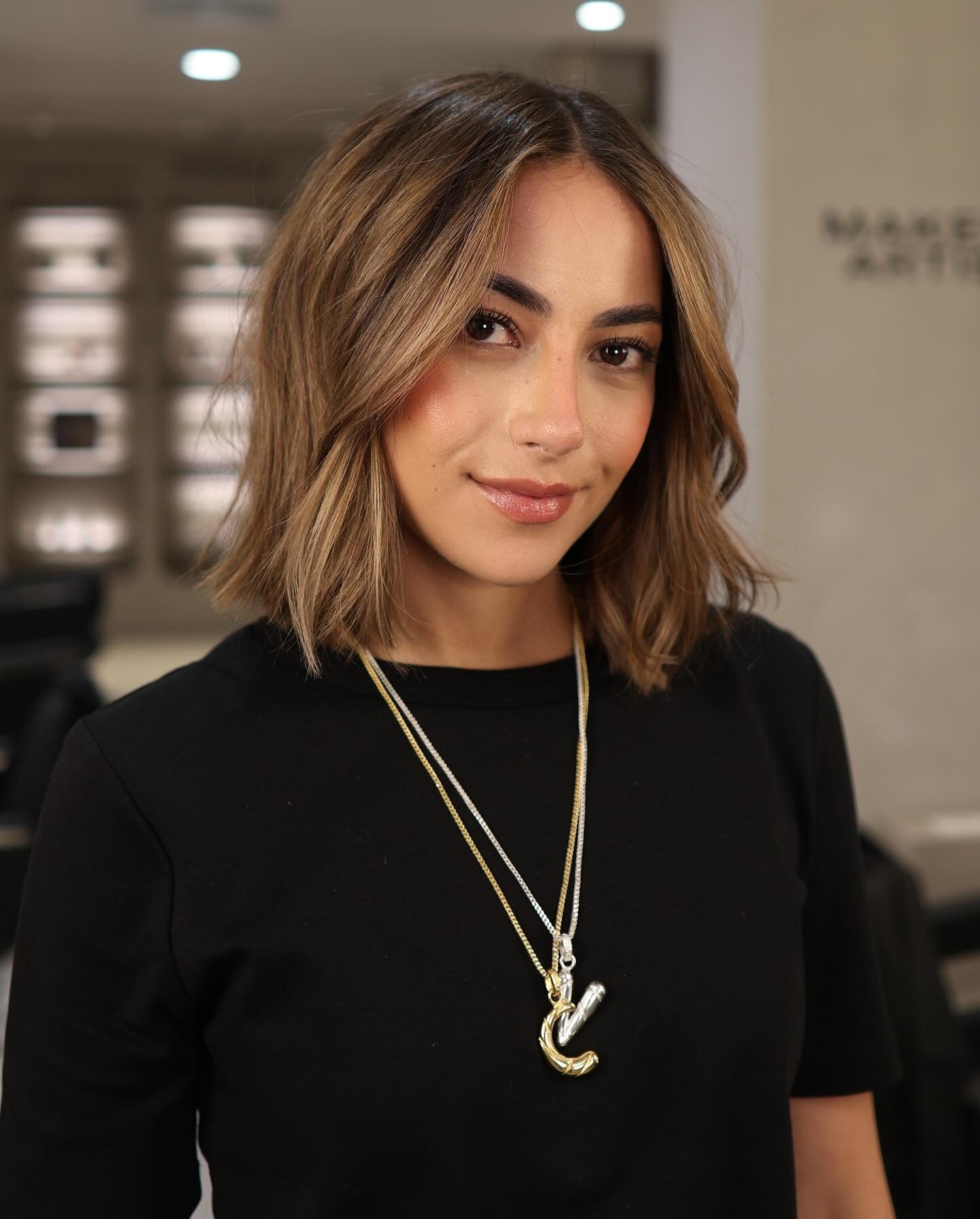 24. Mokka verwurzelt Bob mit tawny Highlights (Hüpfbobhaar)