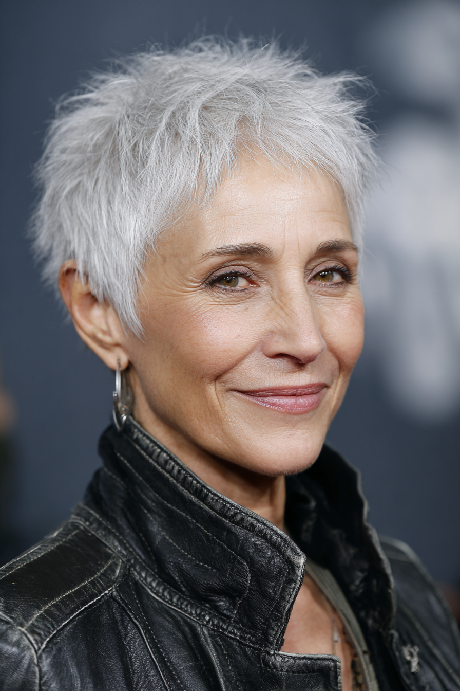 24. Natürlicher schneegrauer strukturierter Pixie (weiße Frisuren für Frauen über 50) – Weiße Frisuren für Frauen über 50