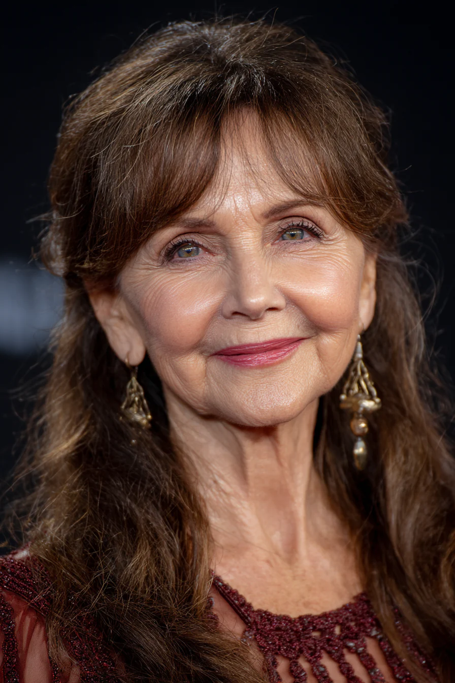 24. Polierte Länge mit sanftem Kakaobraun (Lange Frisuren für Frauen über 60) – Lange Frisuren für Frauen über 60