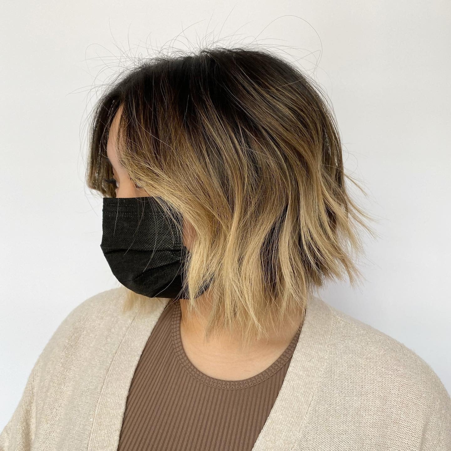 24. Wurzelte blonde Bob mit gezackten Schichten und dunkler Basis (Shaggy Bob Frisuren)