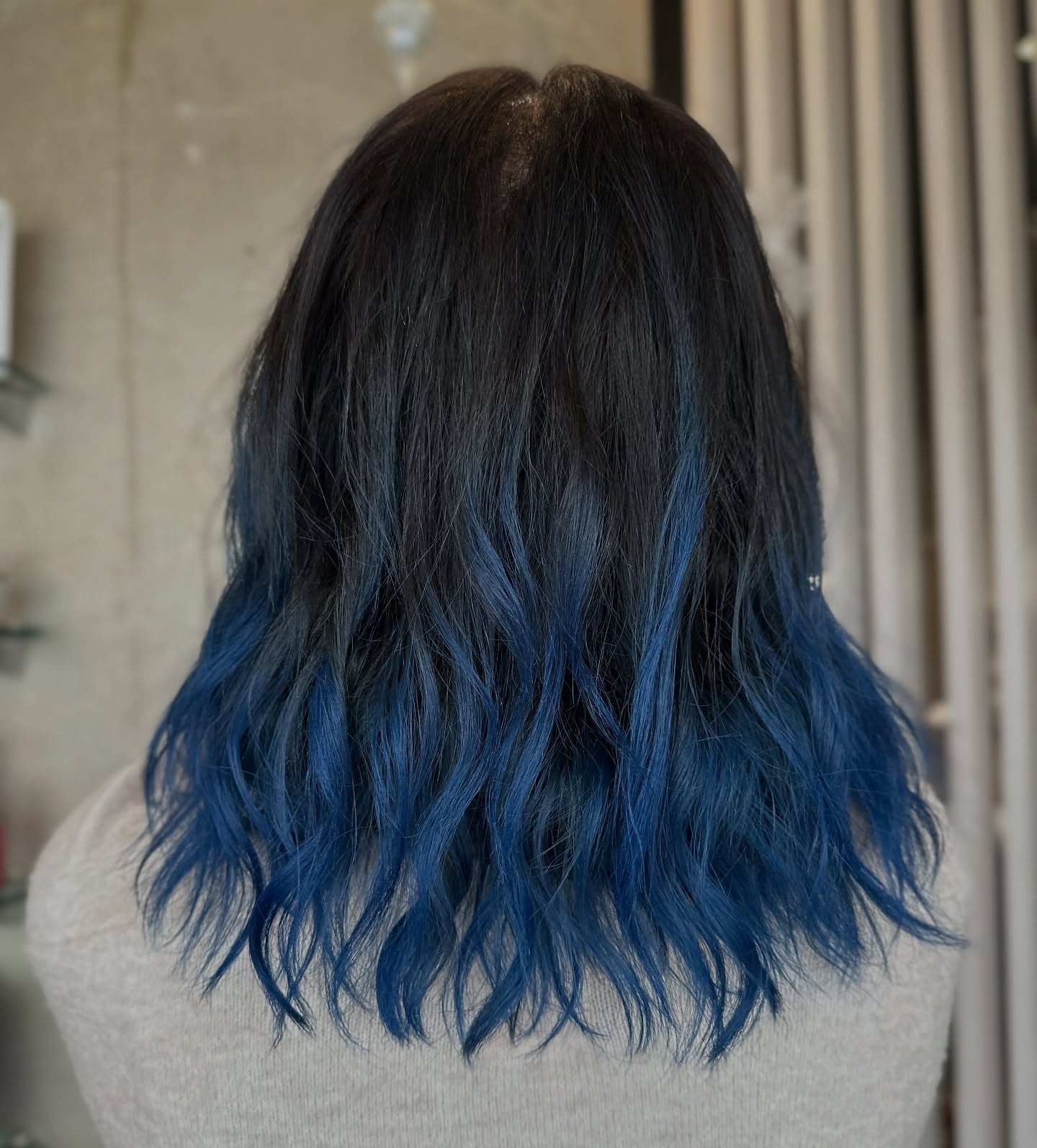 24. Schattenwurzel verblassen mit Denimblau (blaue Haarfarbe)