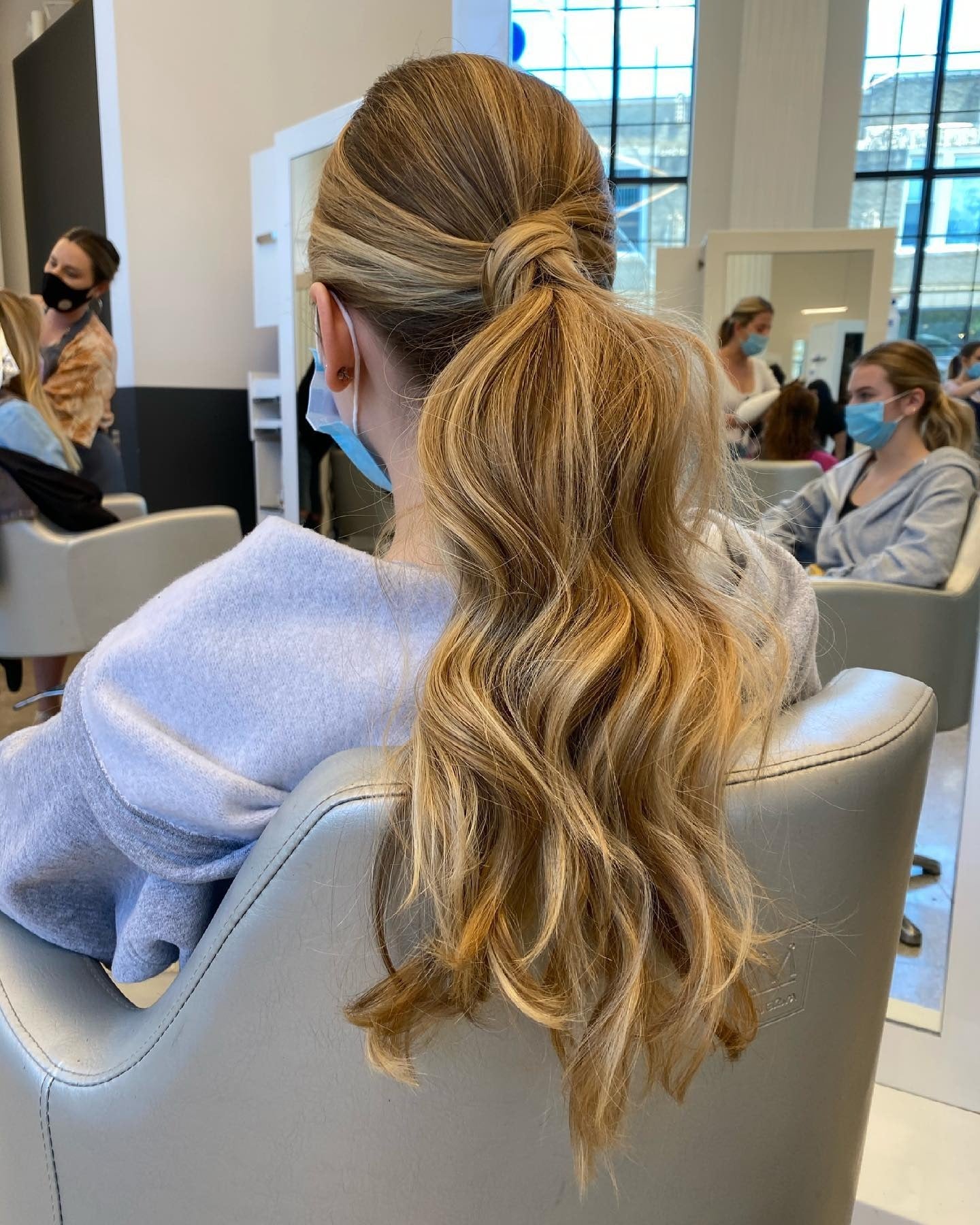 24. Schlanker gepackter Pferdeschwanz mit butterblonde Mischung (Promfrisuren)