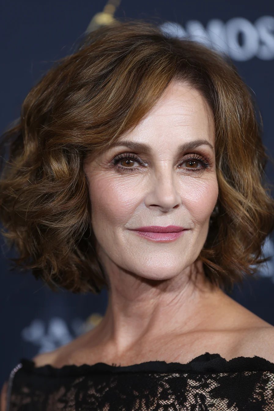 24. Sanfte, seitlich geteilte Wellen mit warmem Braun (kurze gewellte Haarschnitte für ältere Frauen) – Kurze gewellte Haarschnitte für ältere Frauen