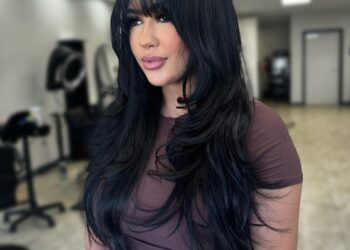 25 beste lang geschichtete Frisuren mit Pony für einen frischen Look