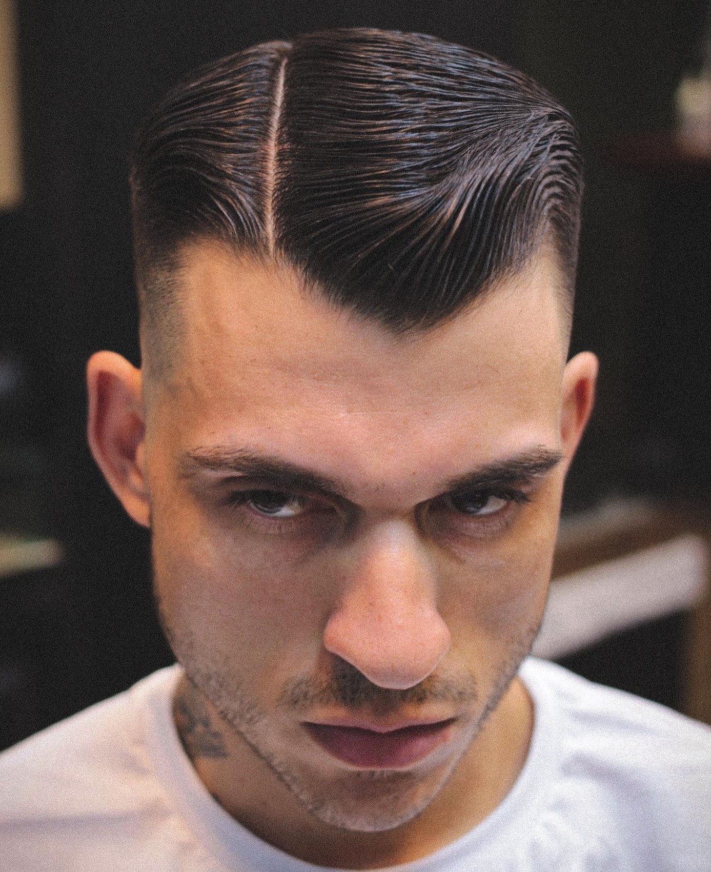 Kamm über verblassende Haarschnittstile