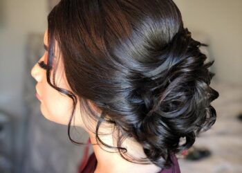 25 glamouröse Abschlussballfrisuren für jedes Mädchen