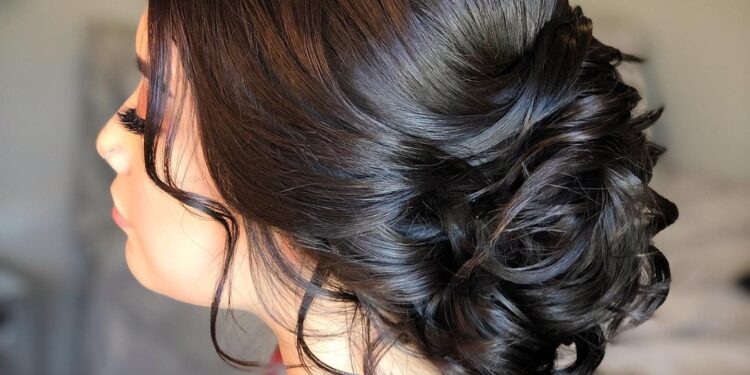 25 glamouröse Abschlussballfrisuren für jedes Mädchen