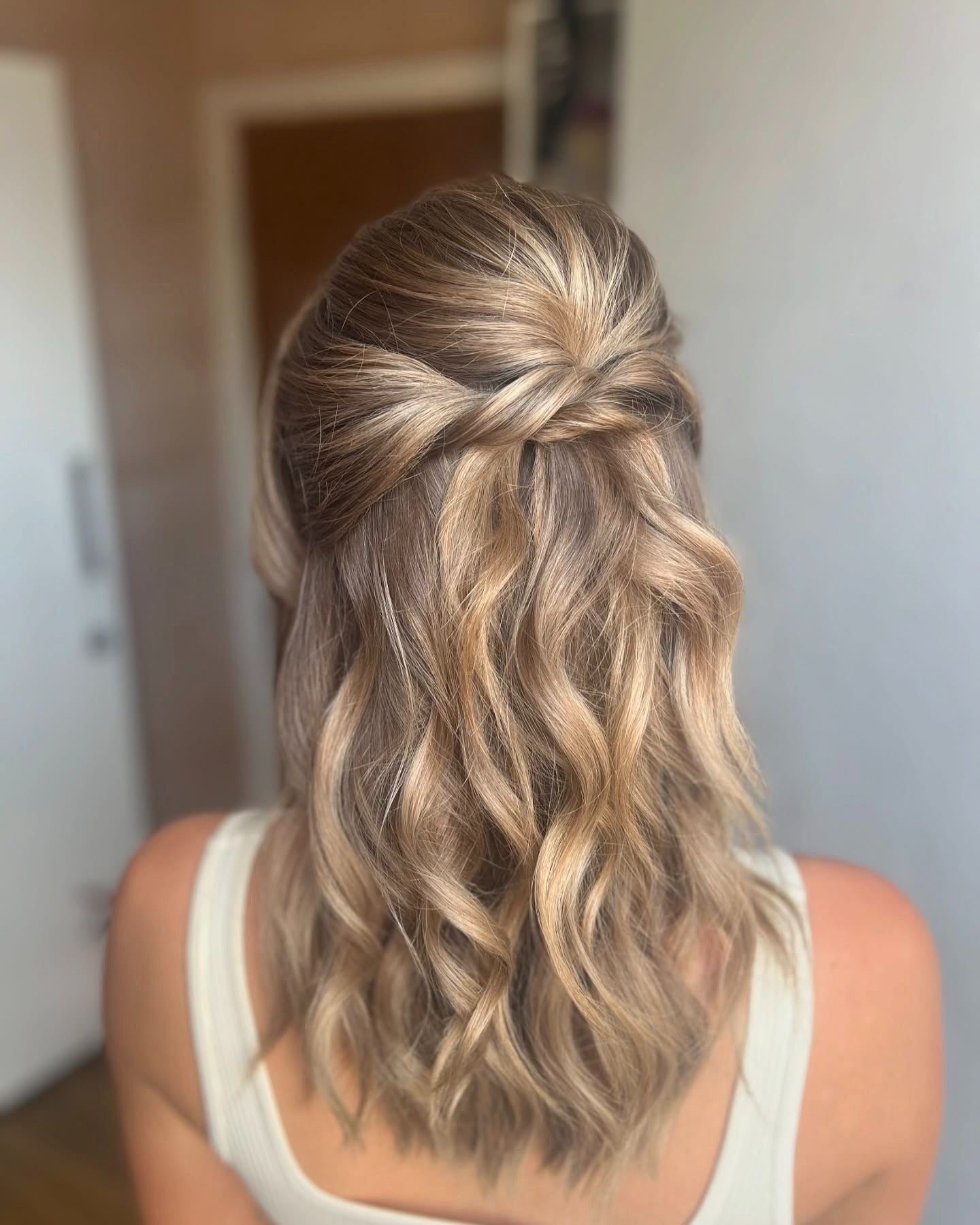 25. mittelgroße Twist-Hälfte mit Sandblond (Prom Frisuren)