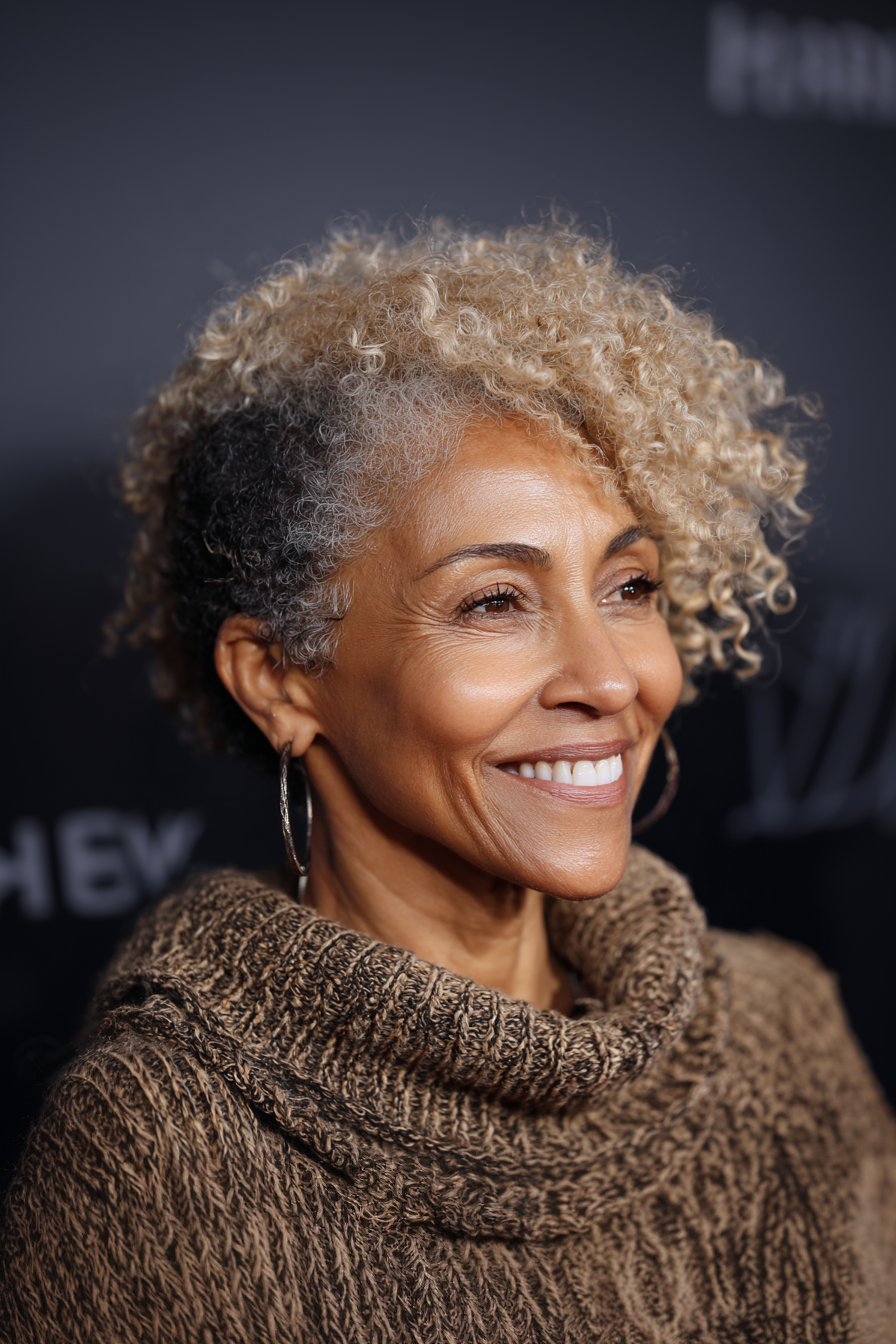 25. Beilspeicher Afro mit blonden Akzenten (Frisuren für schwarze Frauen über 60) - Frisuren für schwarze Frauen über 60