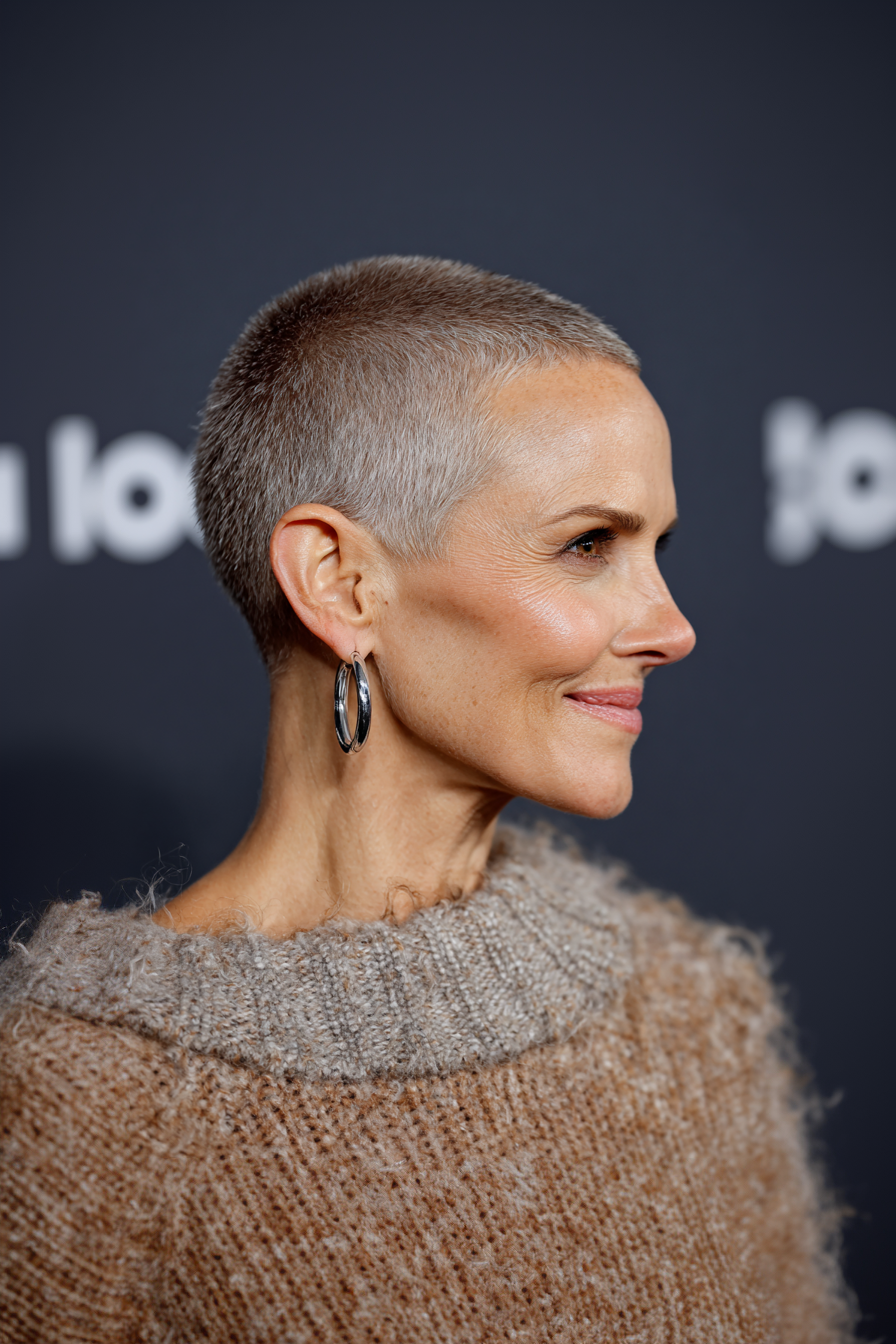 25. Rauchiger Beige -Buzzernte (sehr kurze Frisuren für Frauen über 50) - Sehr kurze Frisuren für Frauen über 50