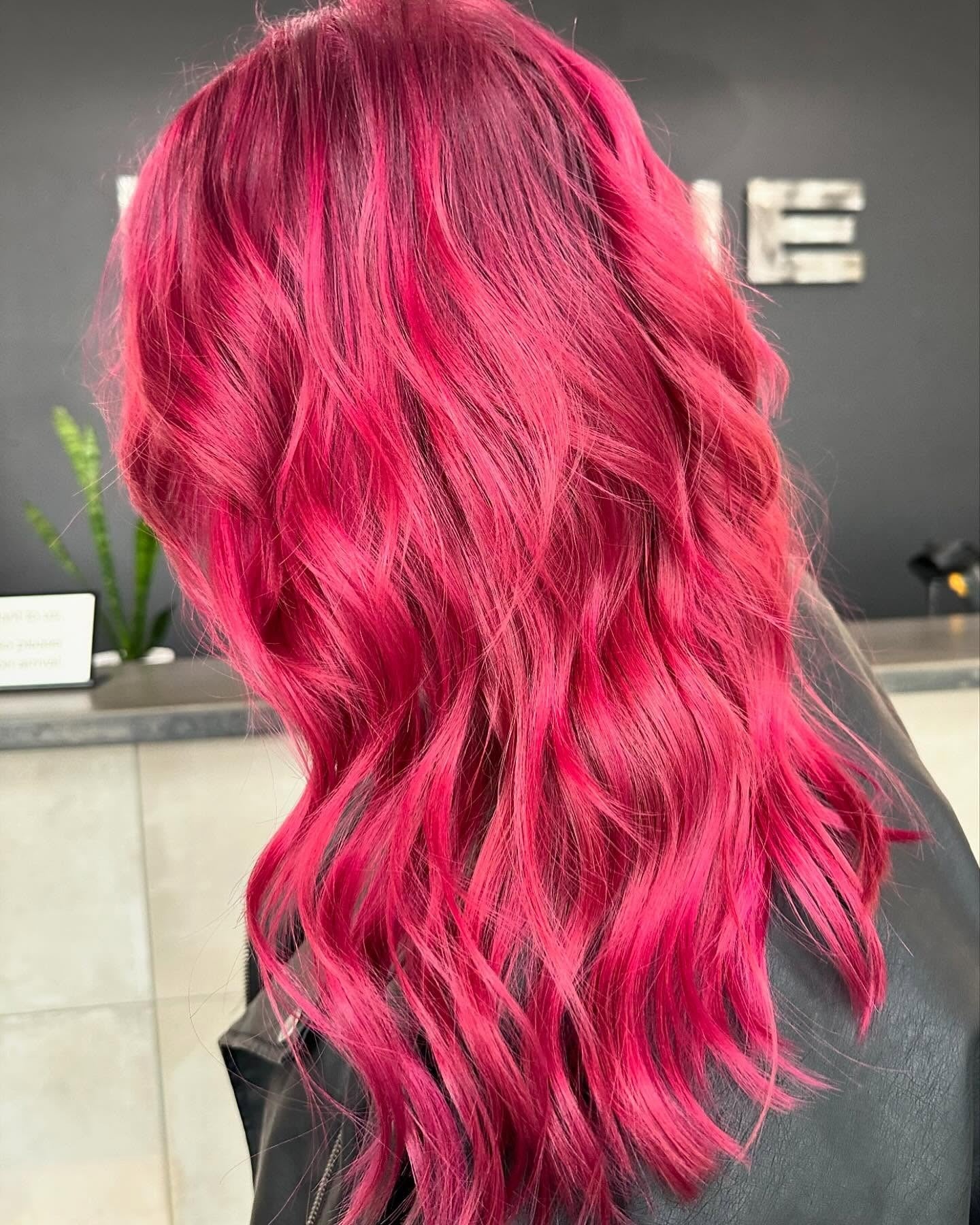 25. Strukturierte Magenta -Mischung mit Rosenakzenten (Magenta Haarfarbe)