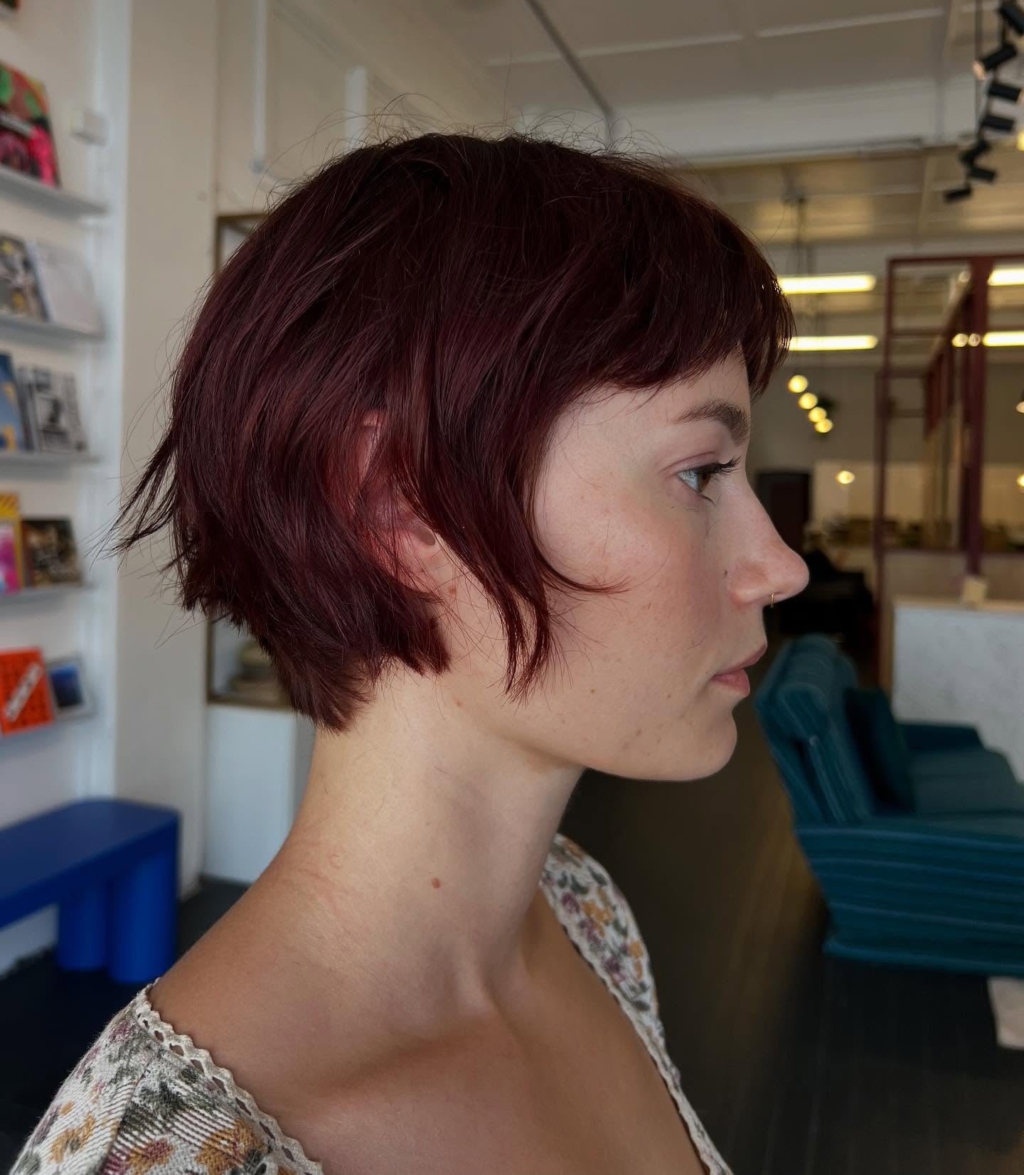 25. Tousled Burgundy Short Bob (gestapelte Bob -Haare)