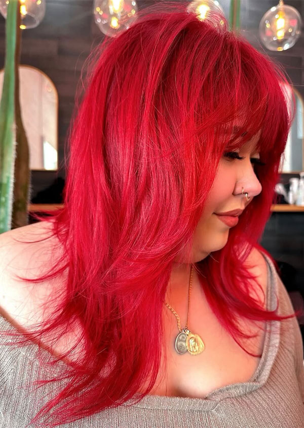 Strukturierte Magenta rote Schichten mit gefiedertem Rand, roter Haarfarbe, roter Haarschatten, roter Haarfarbe