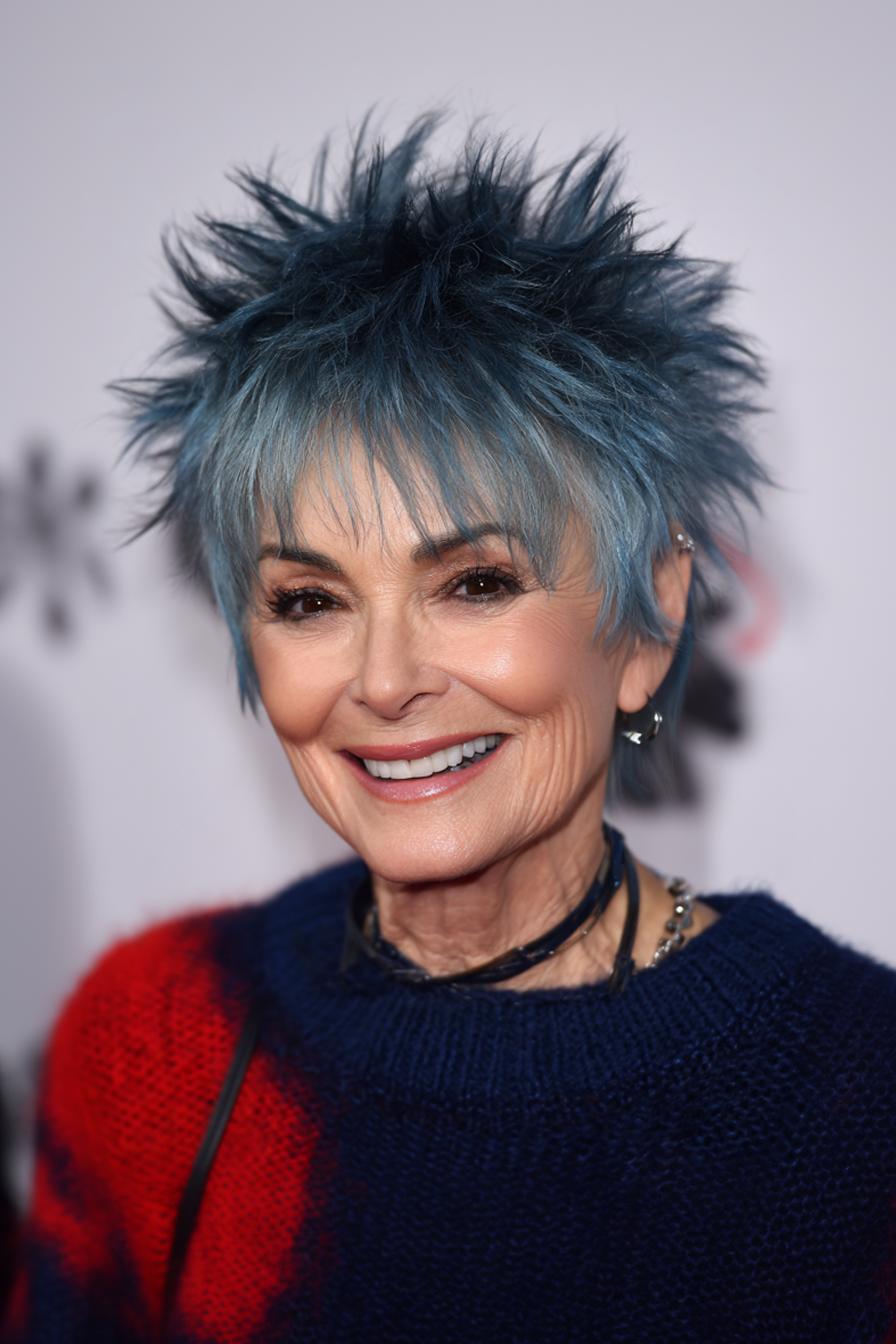 26. Stahlblaue, abgehackte Schichten (kurze, stachelige Frisuren für Frauen über 60) - kurze, stachelige Frisuren für Frauen über 60