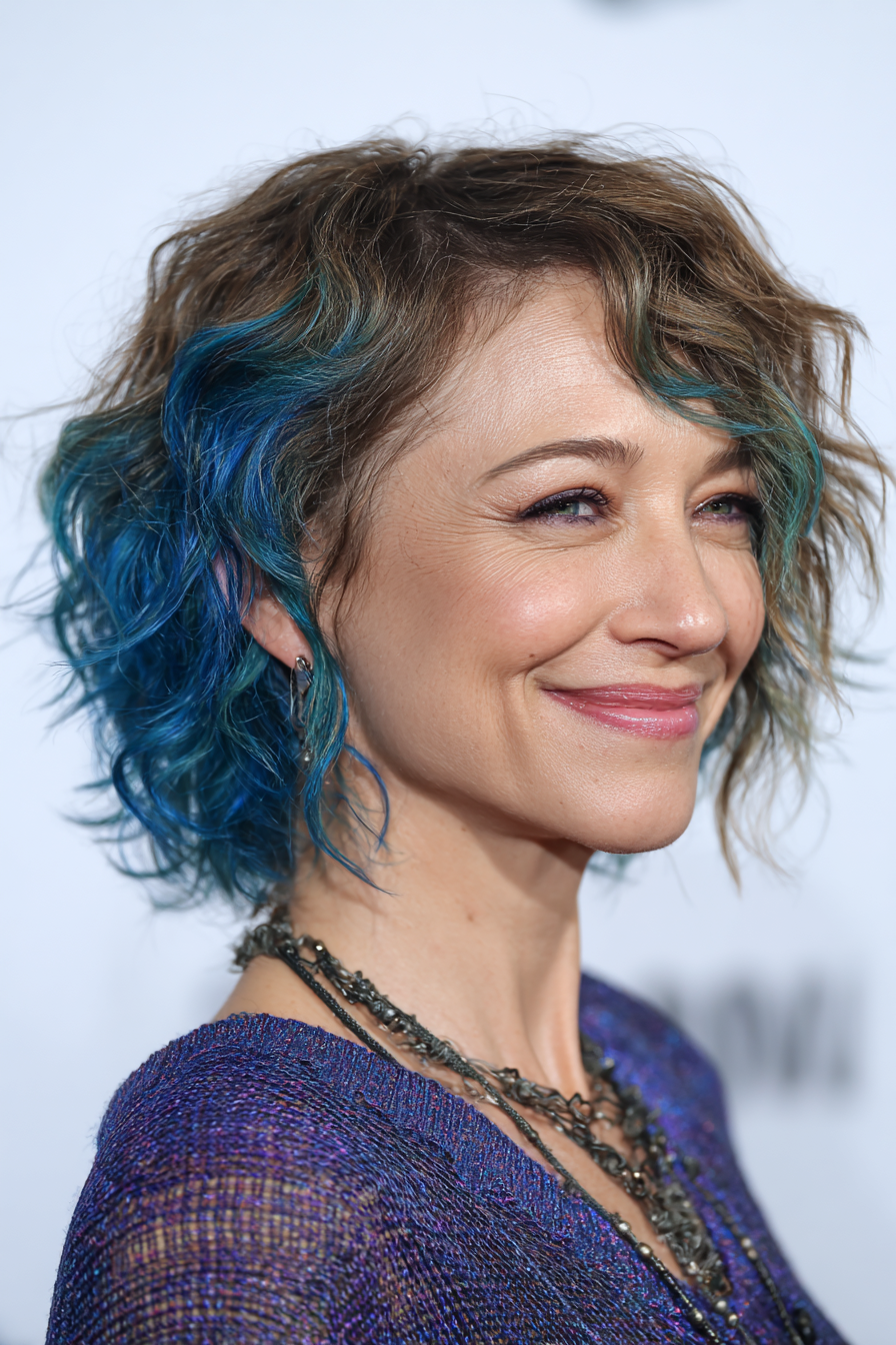 27. Asymmetrischer Shag mit Saphir -Highlights (funky Haarschnitte für ältere Frauen) - Funky Haarschnitte für ältere Frauen