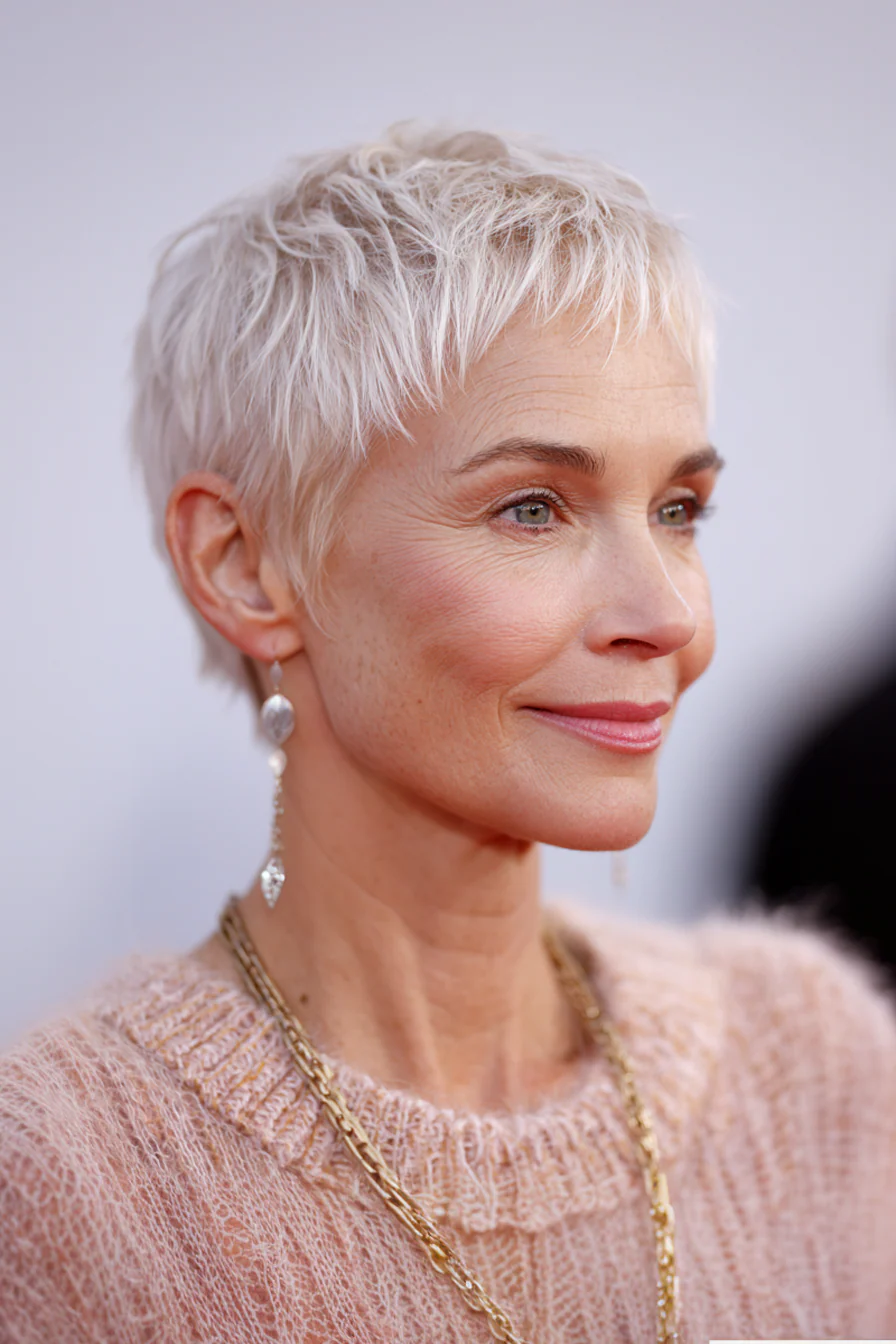 27. Crown Textured Pixie in Weißgoldblond (Haarschnitte für Frauen über 60 mit schütterem Haar) – Haarschnitte für Frauen über 60 mit schütterem Haar