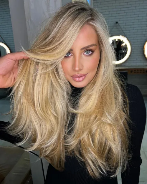 Langes blondes Haar mit Lowlights und Stufen