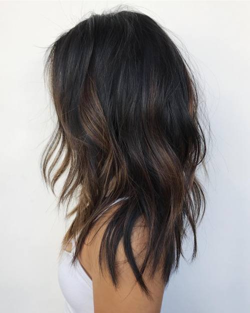 19 atemberaubende partielle Balayage -Frisuren Schwarzes Haar mit subtilen braunen Highlights