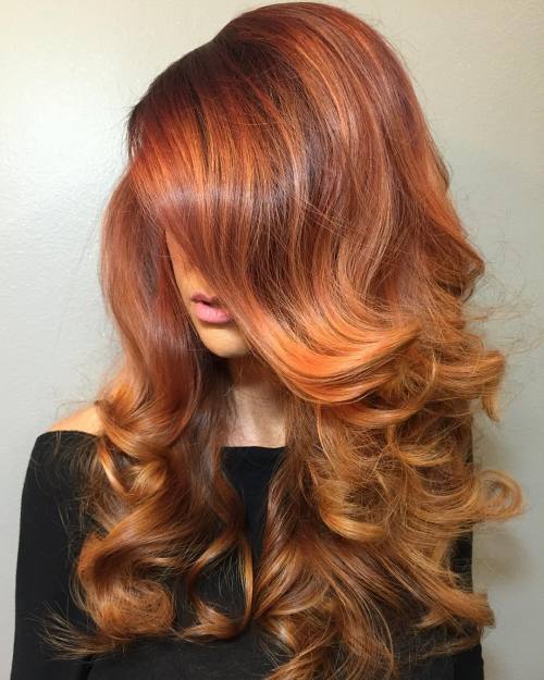 Lange Kupferbalayage Haare