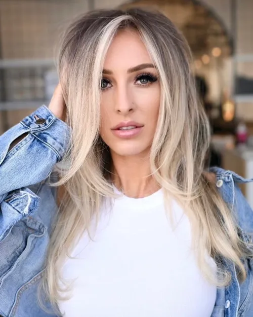 Langes geschichtetes blondes Ombre-Haar