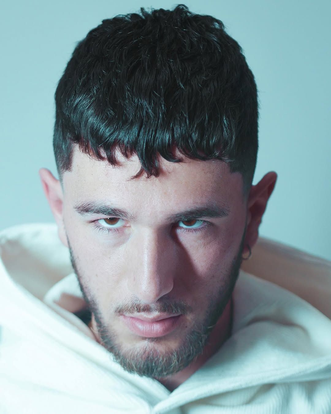 Längliches Gesicht der Männer abgehackt