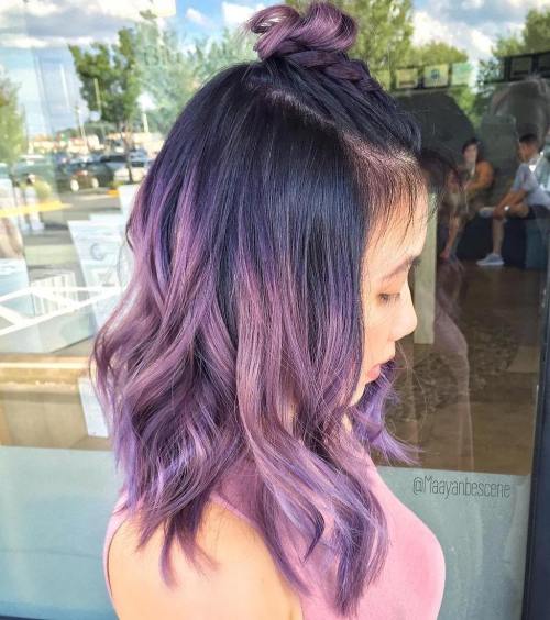 Pastellviolette Haare mit schwarzen Wurzeln
