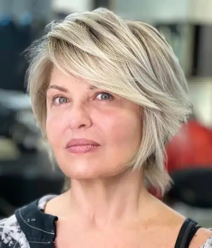 Zeitlose Eleganz: 35 schicke kurze Frisuren, um Ihren 40er -Jahre -Look zu erhöhen voluminöses verblüffter Schicht-Bob