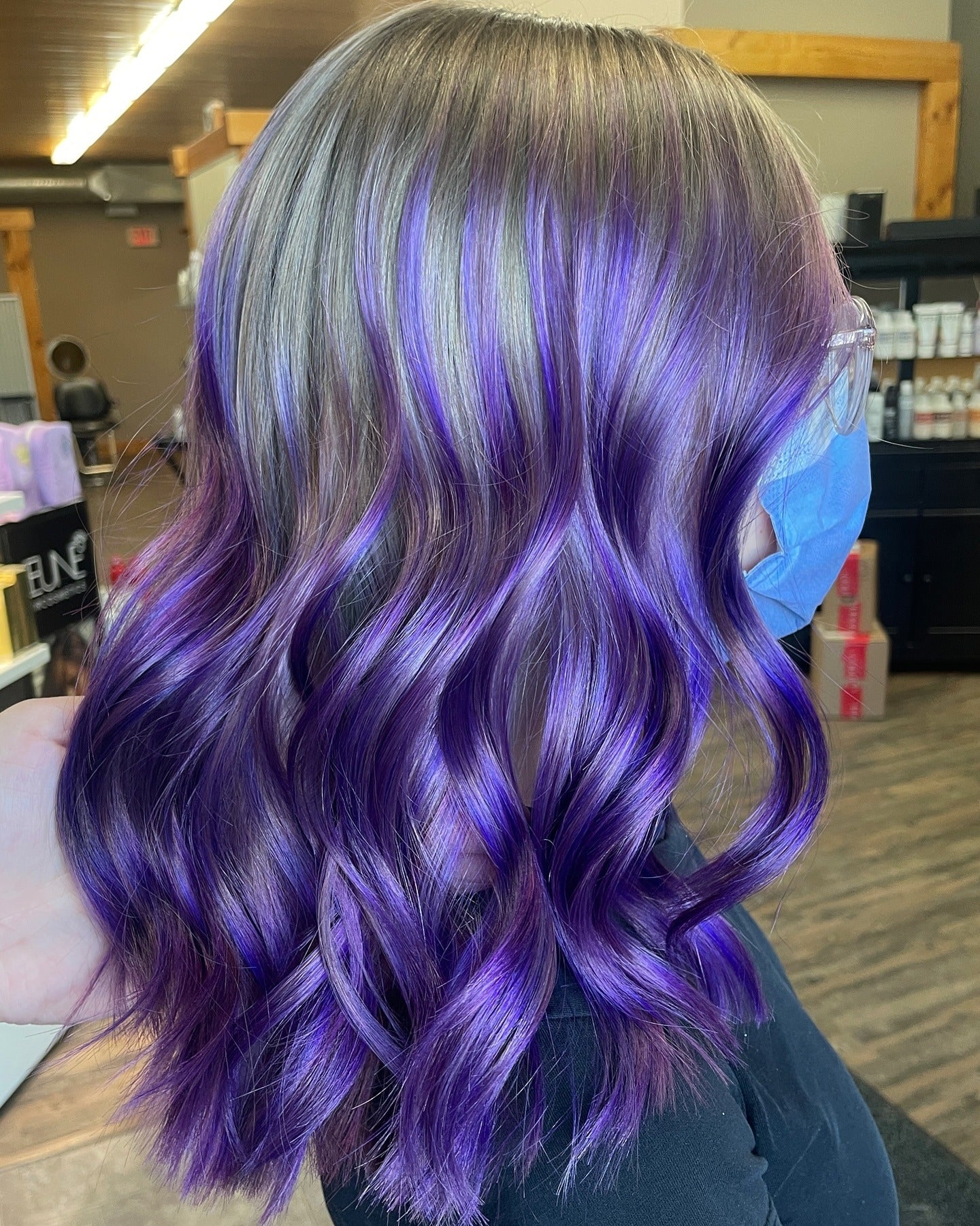 3. Amethyst Shine mit dunklen Schattenwurzeln (lila Haarfarbe)