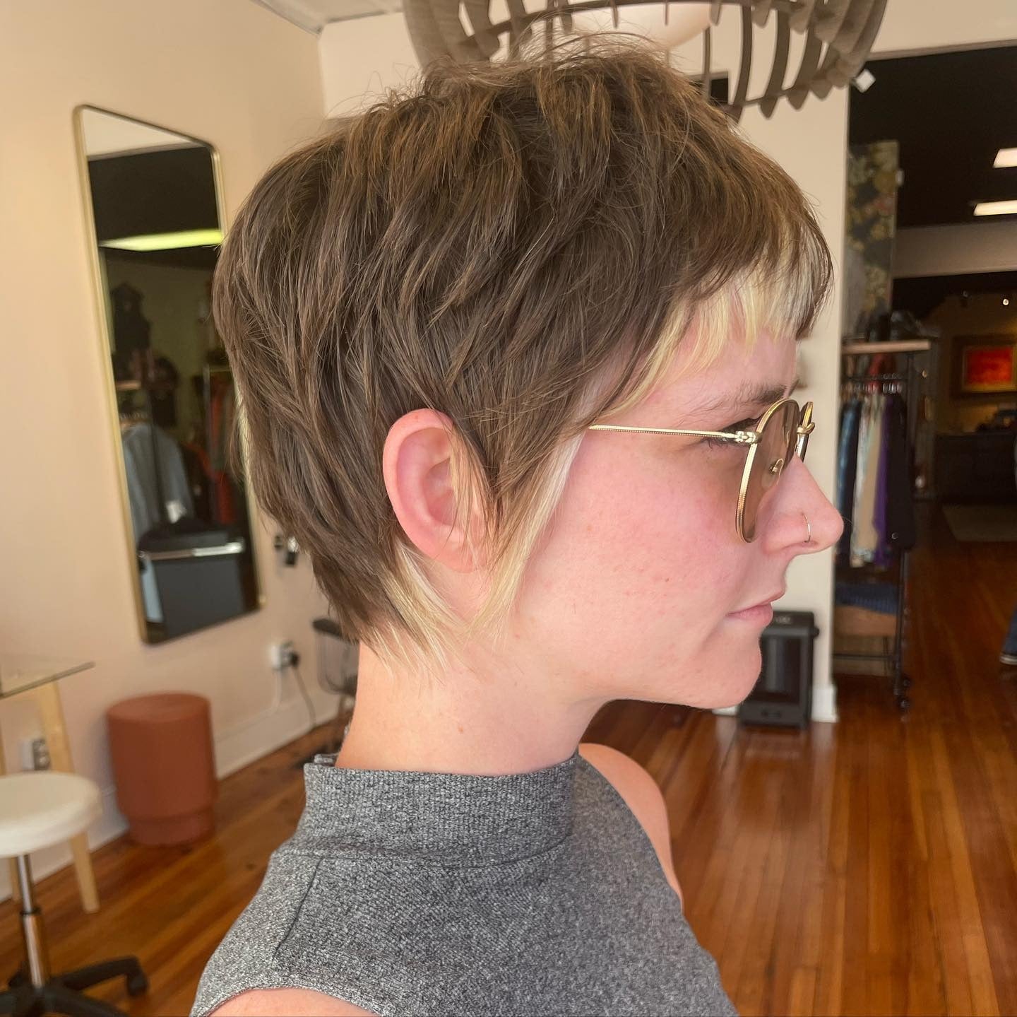 3. Aschenbrauner Pixie mit Platinakzent (Shaggy Pixie Haircut)