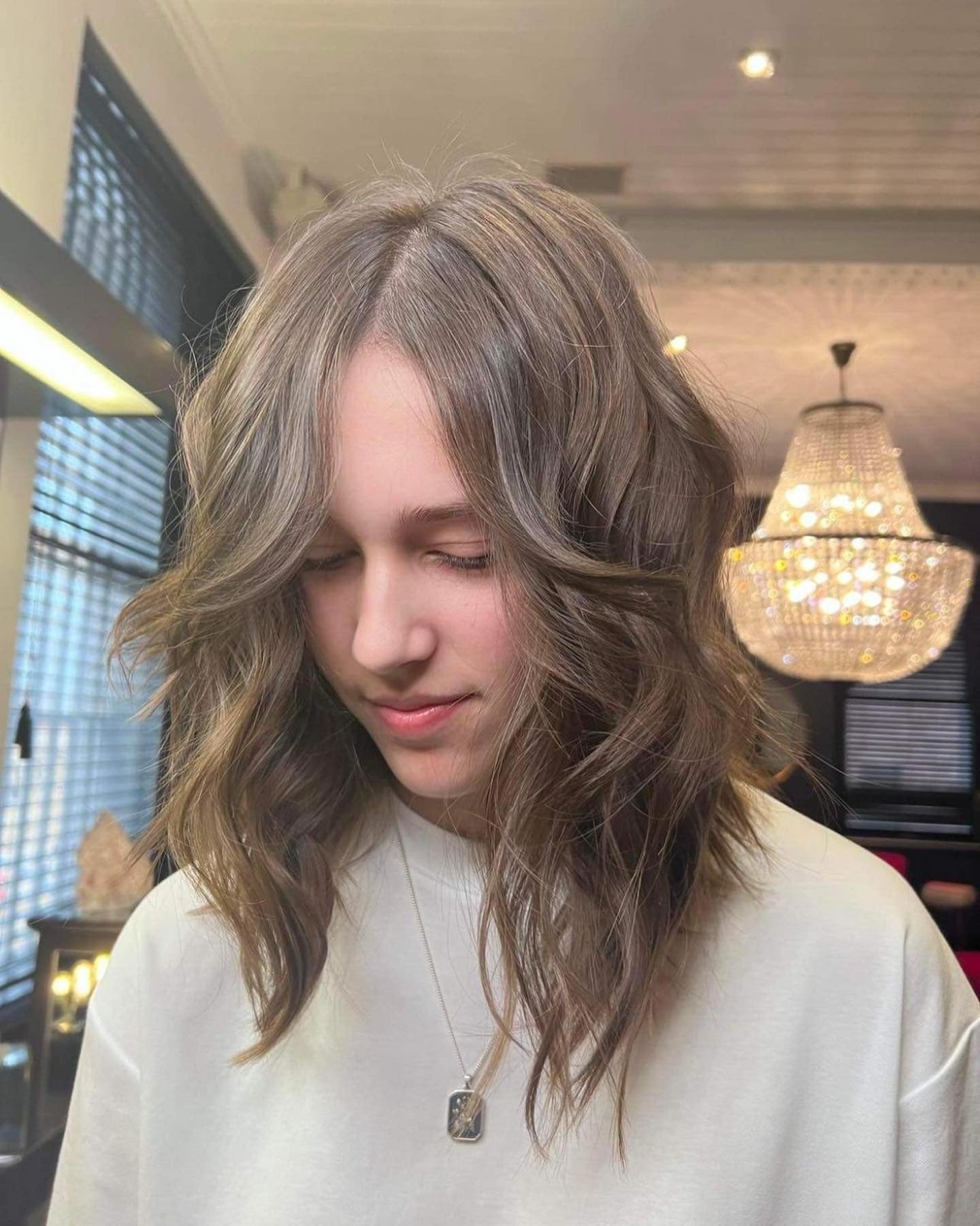 3. Aschbrauner Shag mit dezentem Balayage (geschichtete Zottelfrisuren)