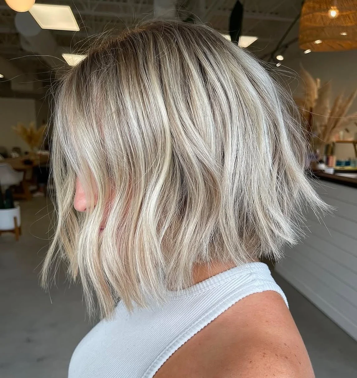 3. Ashy Beige Textured Bob (unordentlicher Haarschnitt für Frauen)