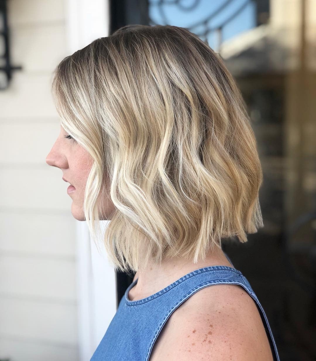 3.. Mischte aschblonde Bob mit Strandwellen (wellige Bobhaare)