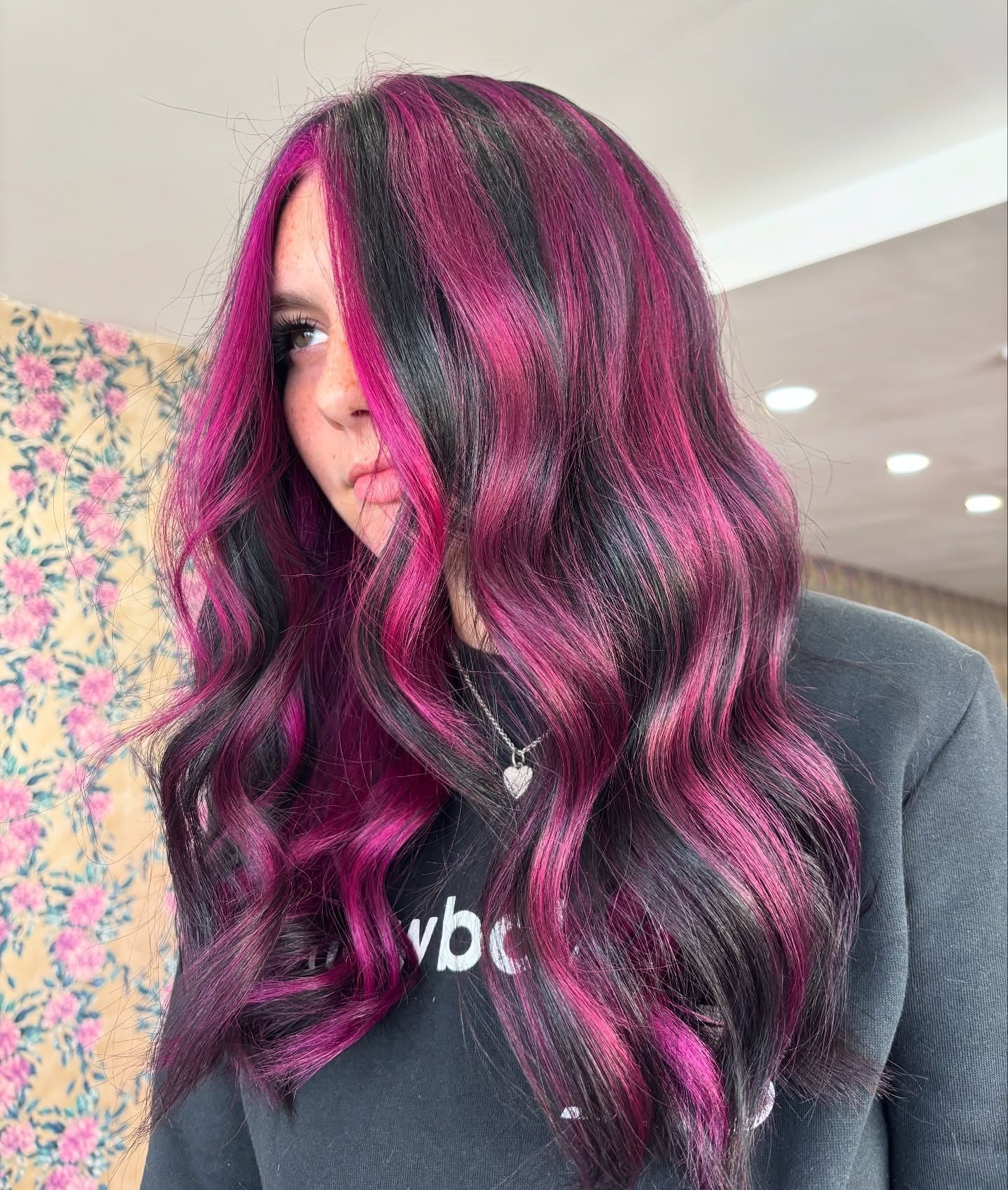 3. Fettmagenta und schwarze Kontrastwellen (Haarfarbe mit Highlights)