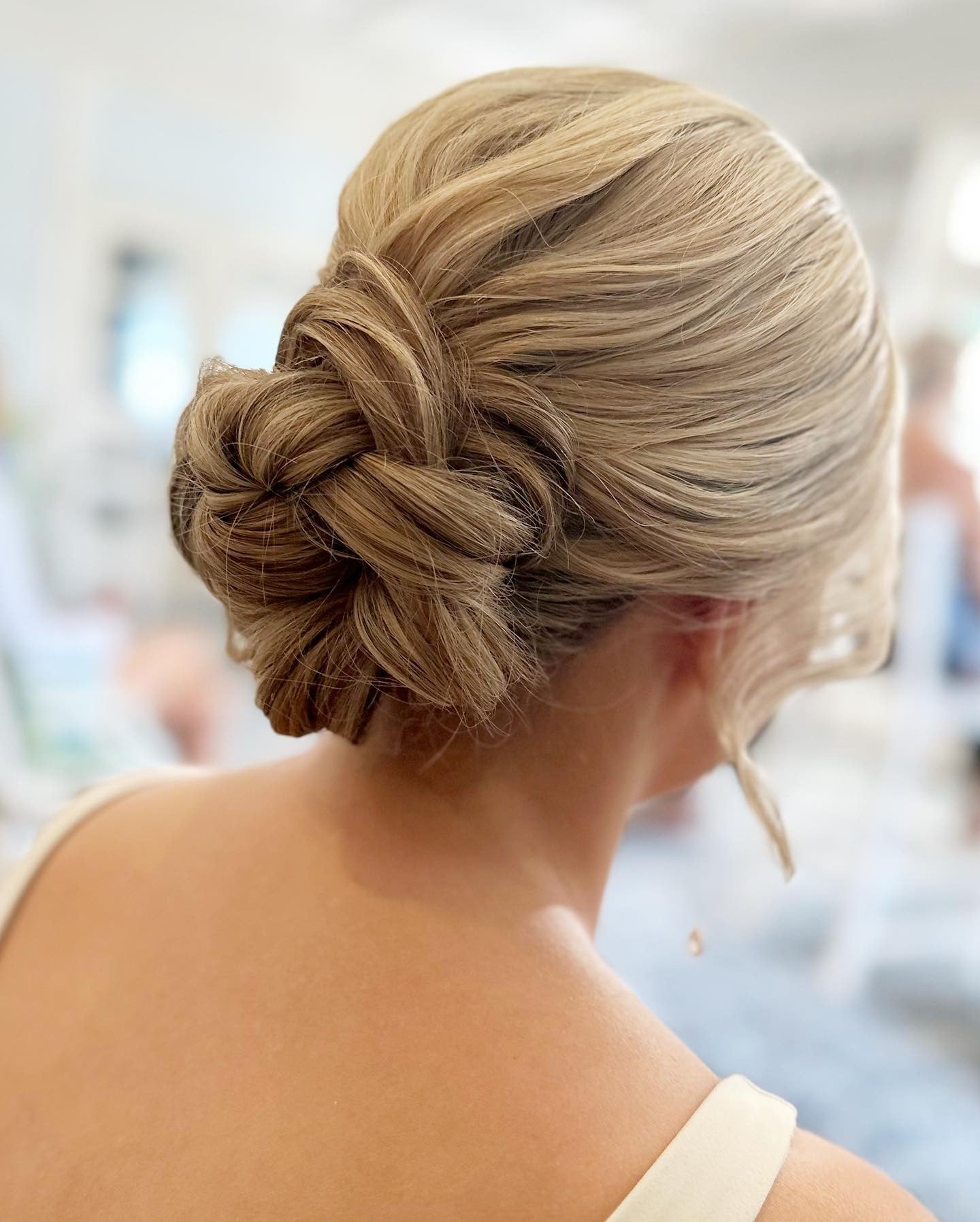 3.. Geflochtene Chignon auf Sandblond (Sommerfrisuren)