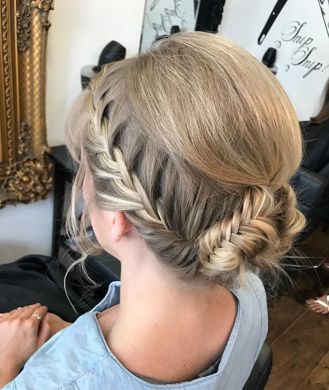 3. Geflochtener Seitenknoten mit sanften Beige-Blond-Tönen (Fischschwanz-Zopffrisuren)