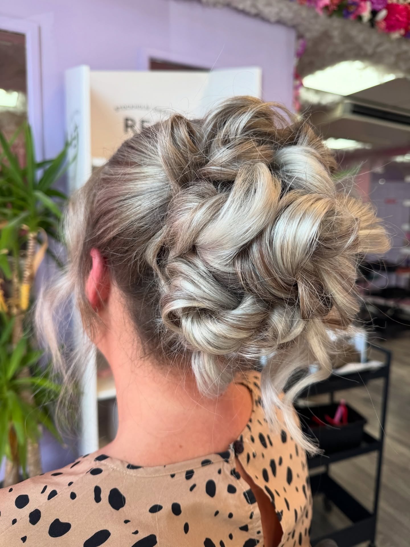 3. Geflochtener Silver Ash Bun (Messy Bun-Frisuren)