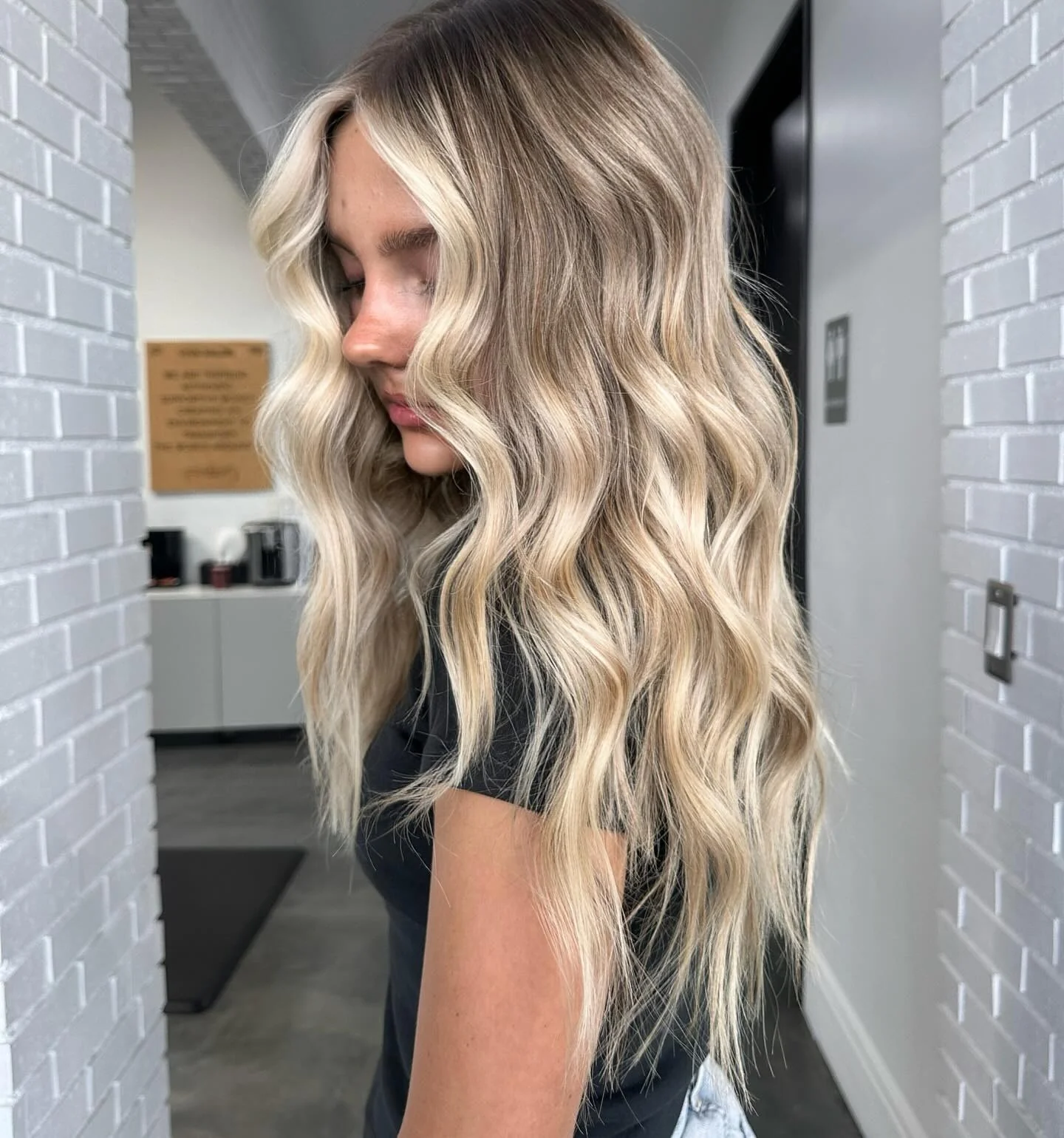 3. Helles Cremeblond mit wurzeligen Lowlights (Blondes Haar mit Lowlights)