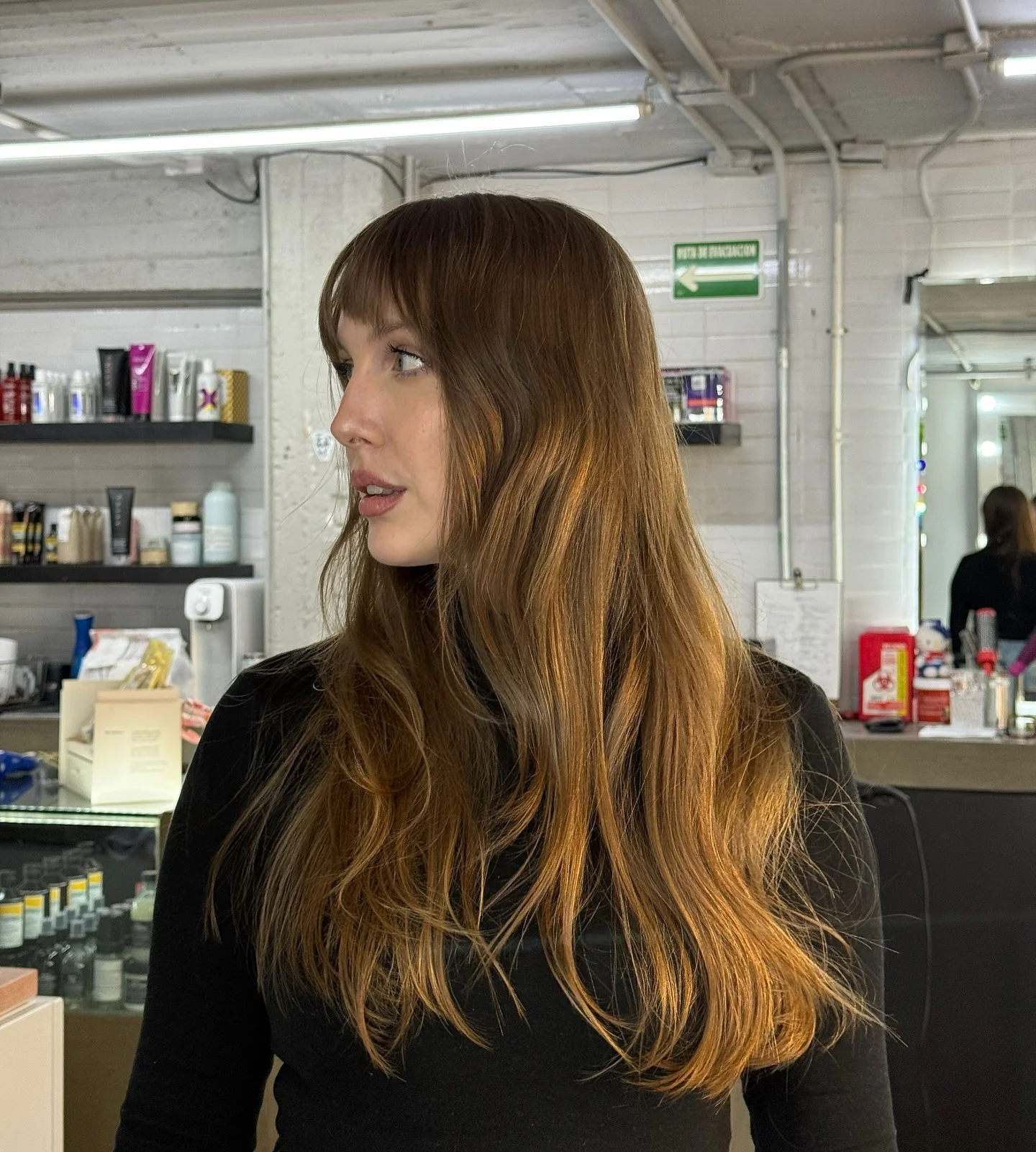 3. Gebräunte kastanienbraune Schichten mit luftigen Fransen (unordentlicher Fransenhaarschnitt für Frauen)