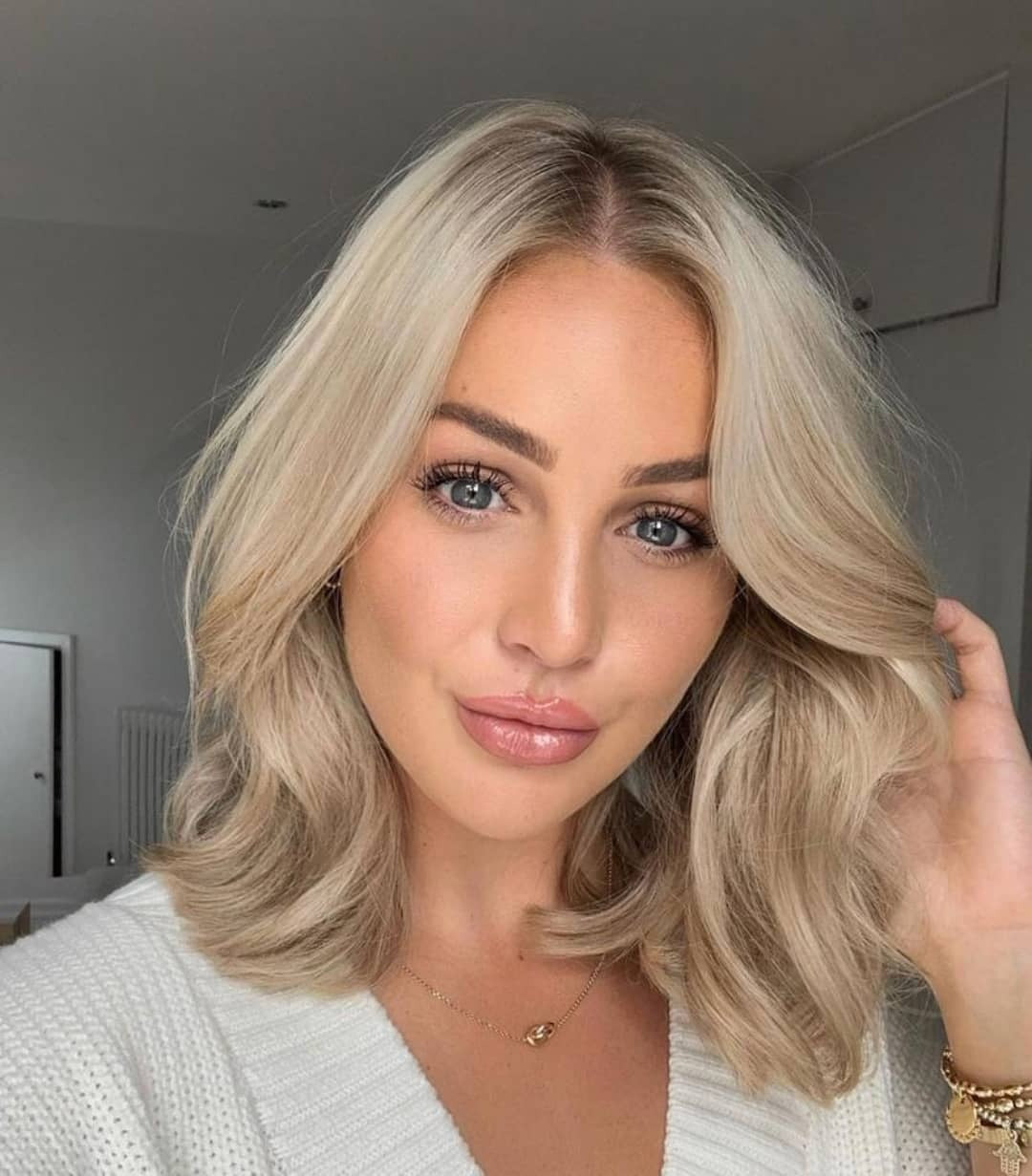 3. Buttercreme Blonde Blowout mit Vorhangschichten (schulterlange Haare)